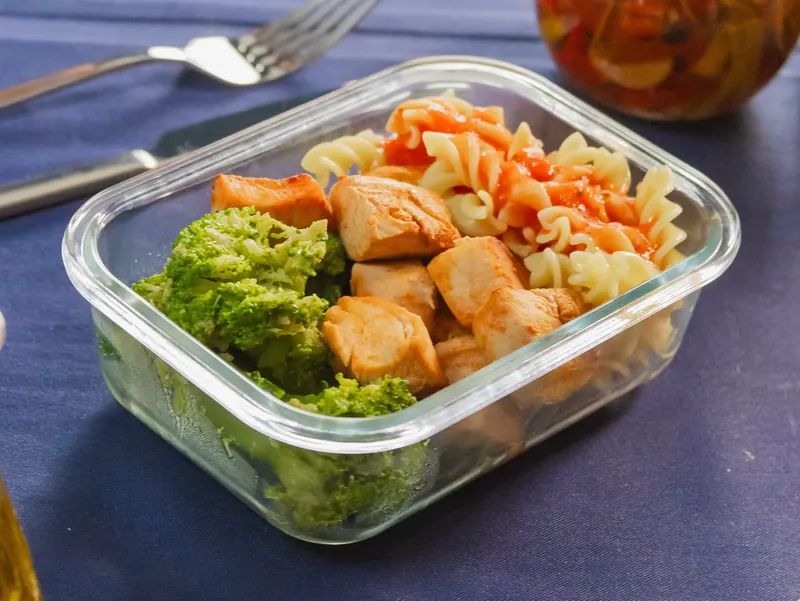Kip meal prep met pasta en broccoli