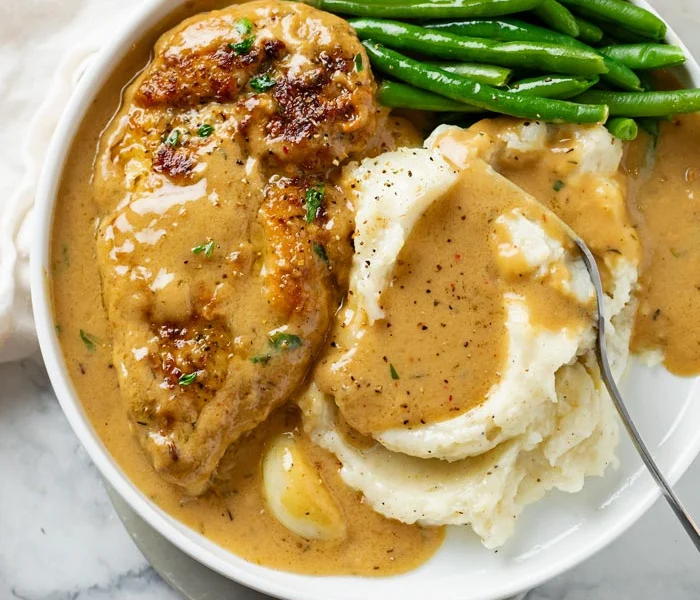 Sappige kip met roomsaus en aardappelpuree